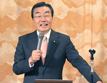 講演会での１コマ　左より横田英毅代表幹事、中澤清一幹事、西川敬一氏